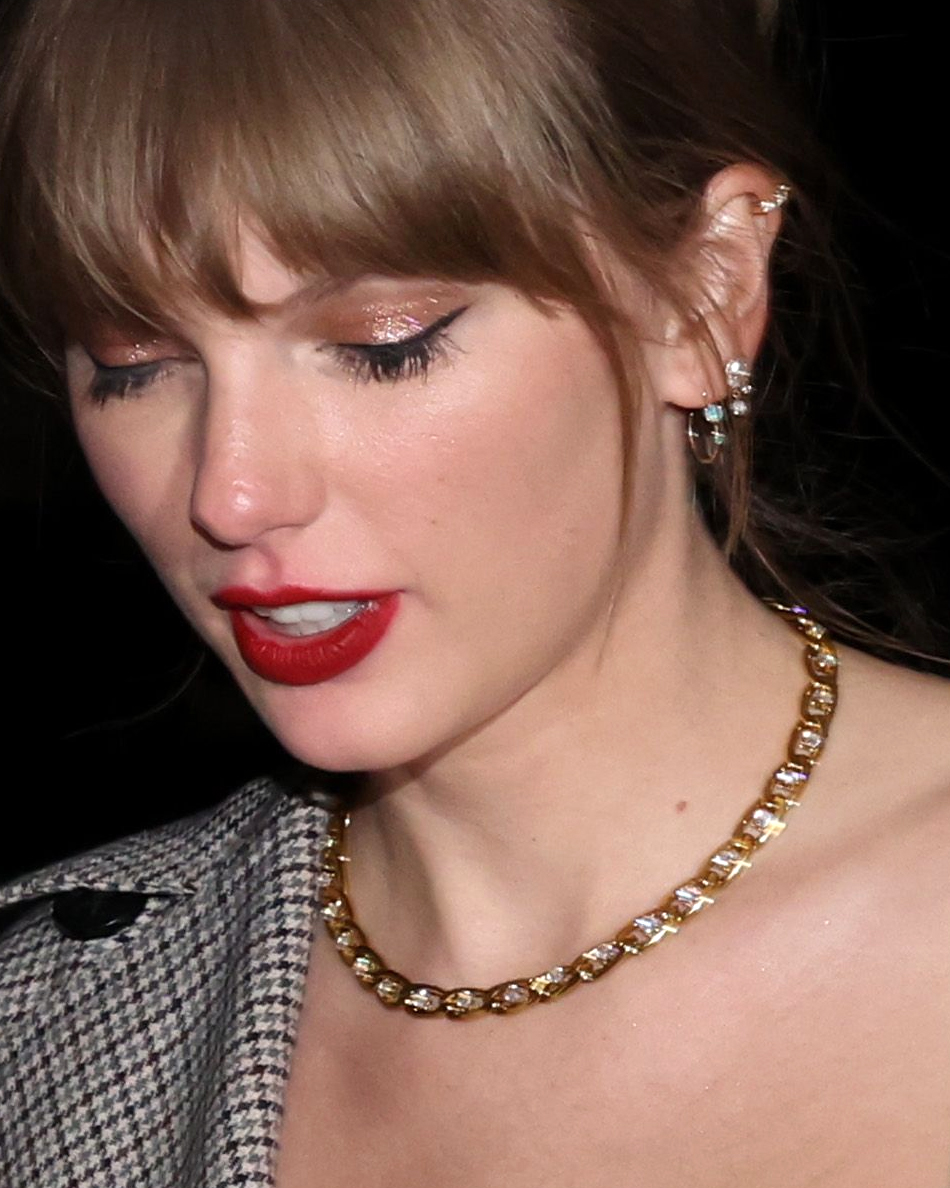 Taylor Swift Using A Mazin Chain Link Necklace